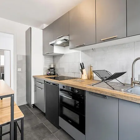 Renting - Philibert - Elegant Spacious Quiet Near The Port Free Parking Apartment